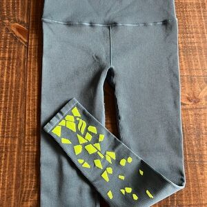 Ribbed Leggings in Dark Blue/Green and Yellow Accents